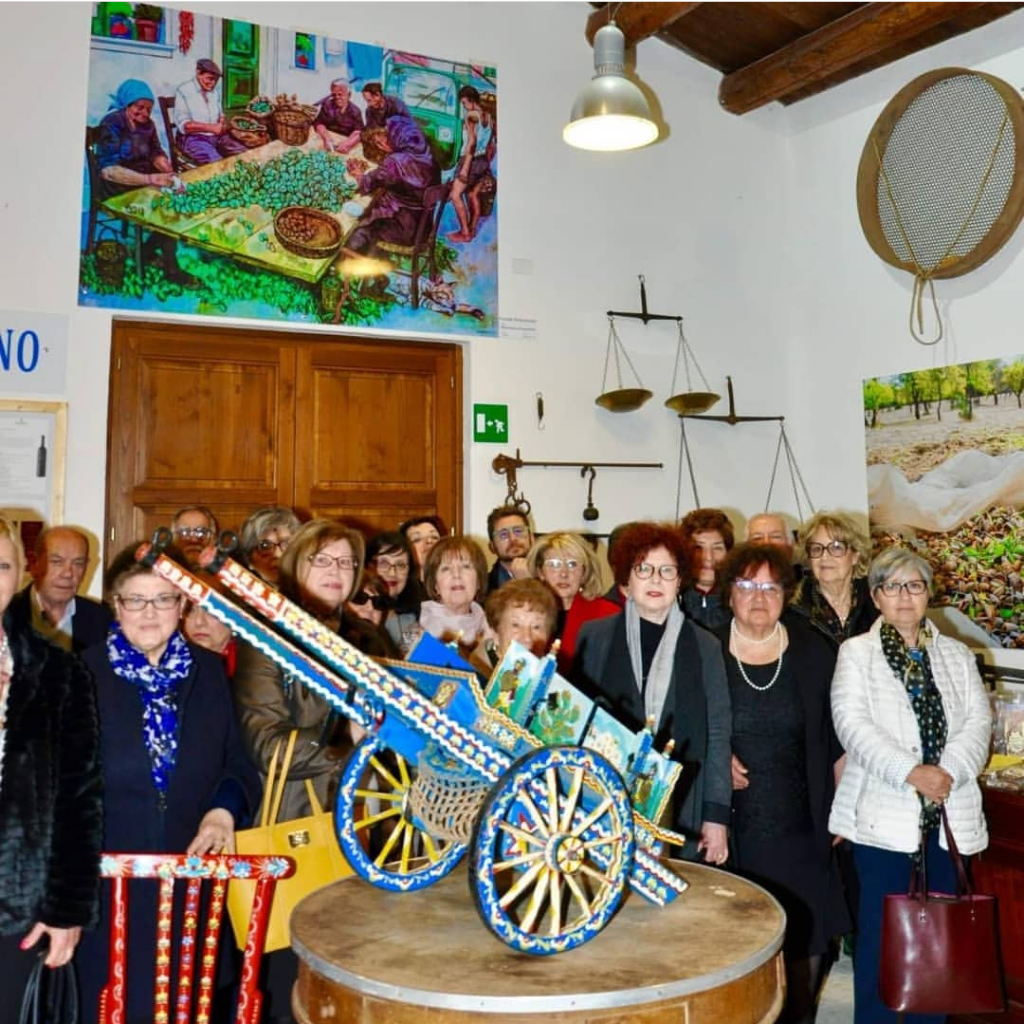 FOTO gruppo amac visita museo della mandorla avola